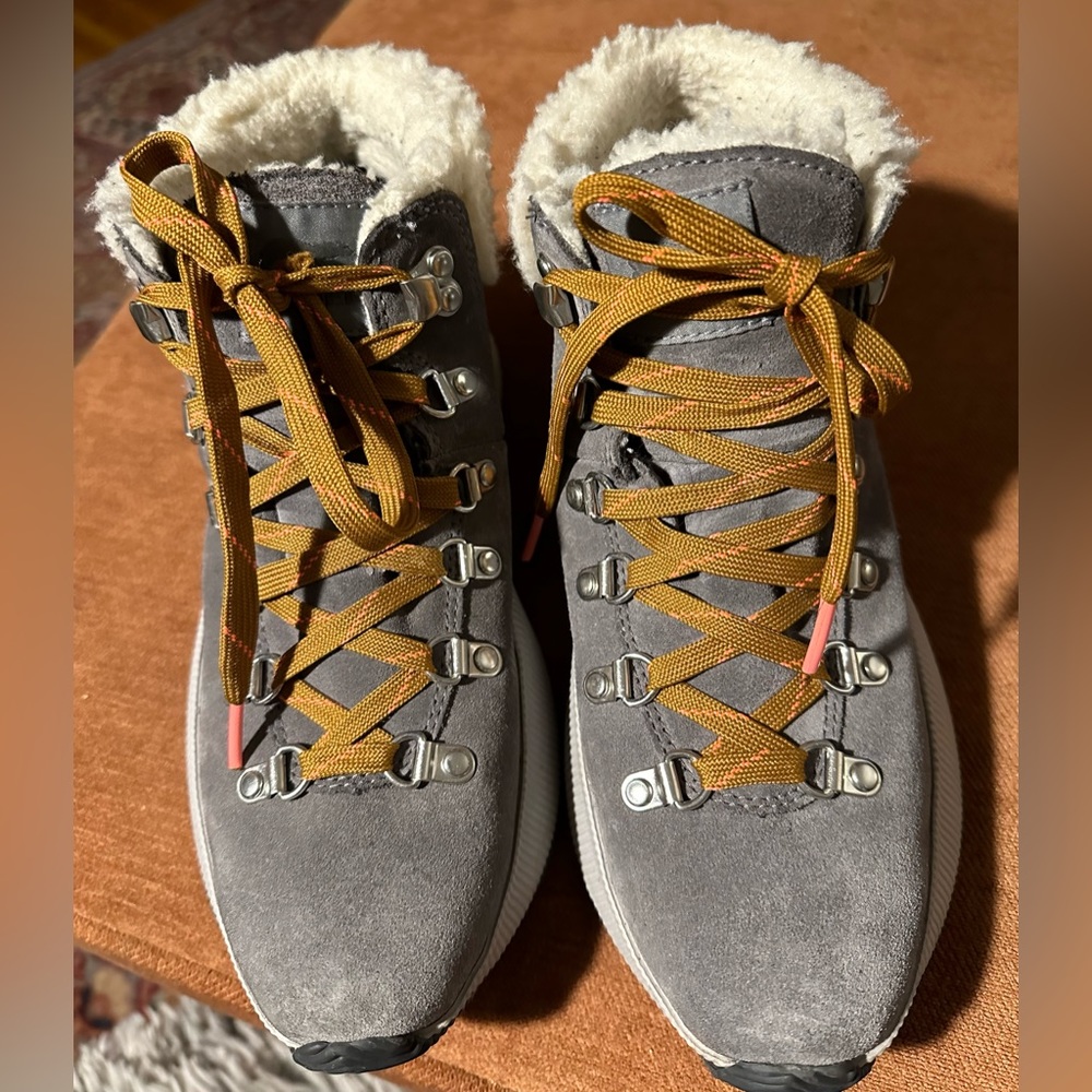 Sorel out and about II conquest boots